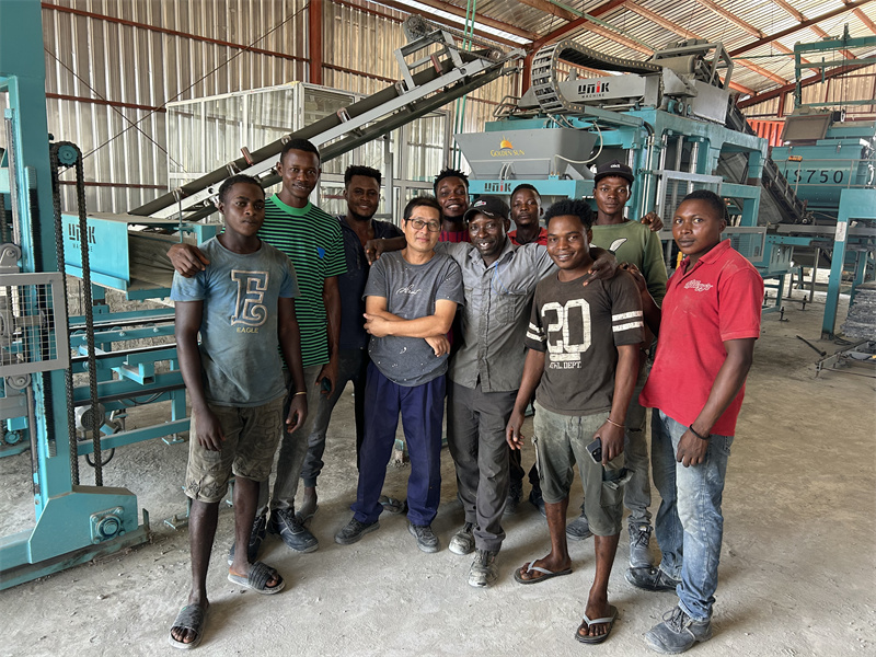 Nijerya'da Satılık Beton Blok Kalıplama Makinesi: UNIK Makina Öne Çıkıyor